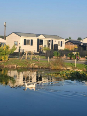 Chalet Sea-renity Lakeside met jacuzzi